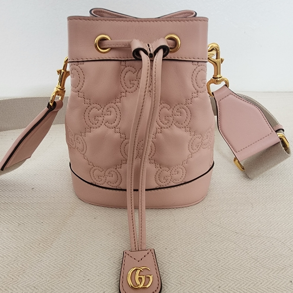 Gucci GG Matelasse bucket bag